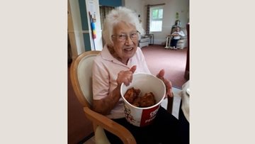 Connie tries Kentucky Fried Chicken for first time